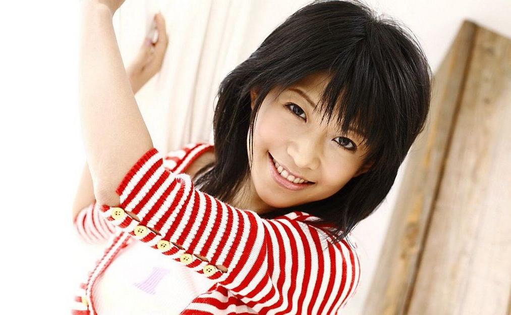 15P Pretty japan model Sasa Handa strips showing pussy