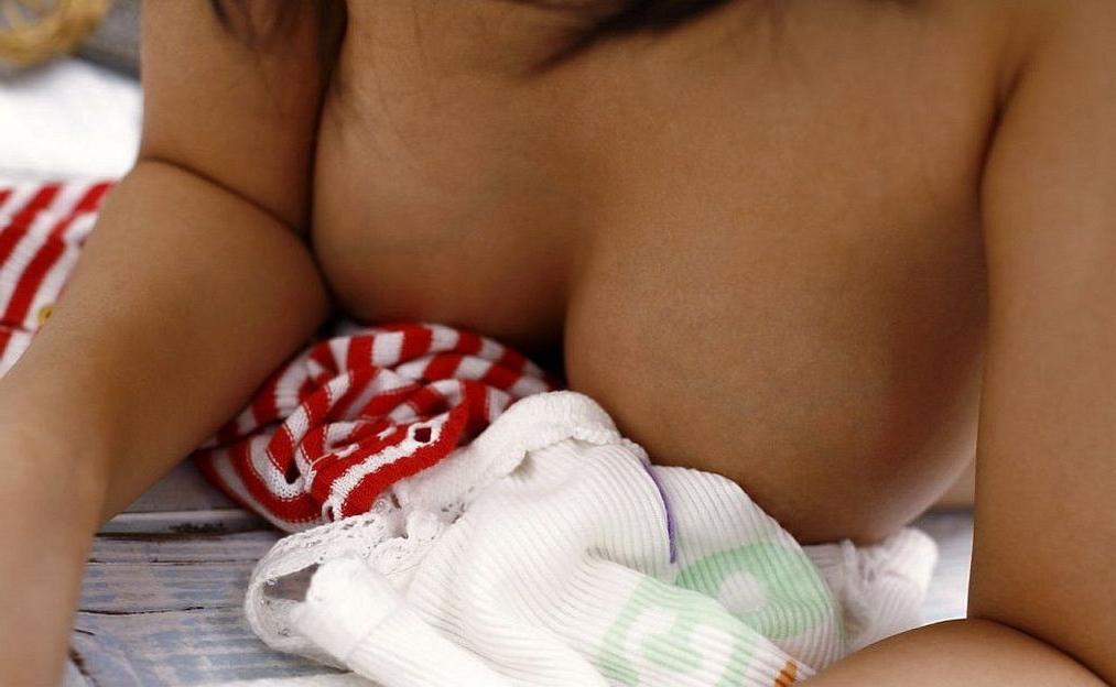 15P Pretty japan model Sasa Handa strips showing pussy