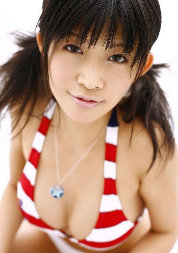 15P Pretty japan model Sasa Handa strips showing pussy