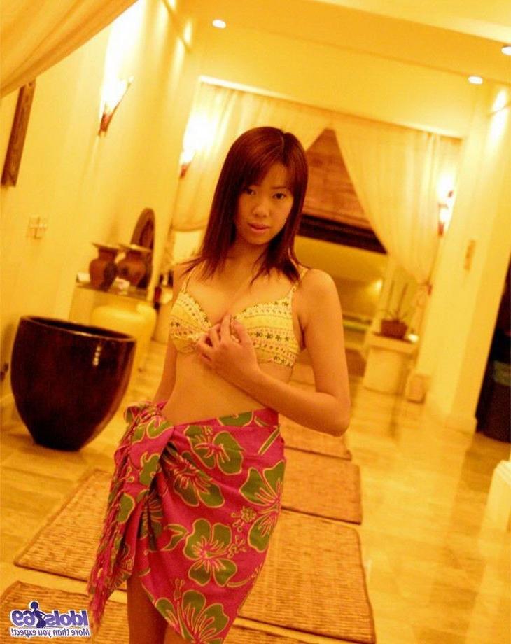 15P Japan beach babe Hikari poses in bikini shows tits