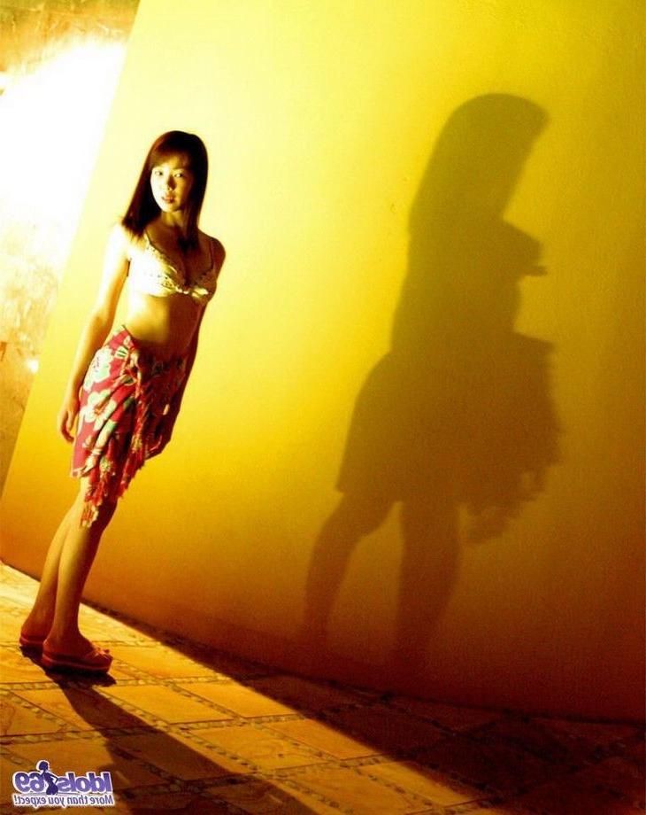 15P Japan beach babe Hikari poses in bikini shows tits