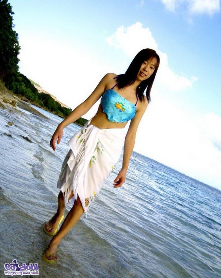 15P Japan beach babe Hikari poses in bikini shows tits