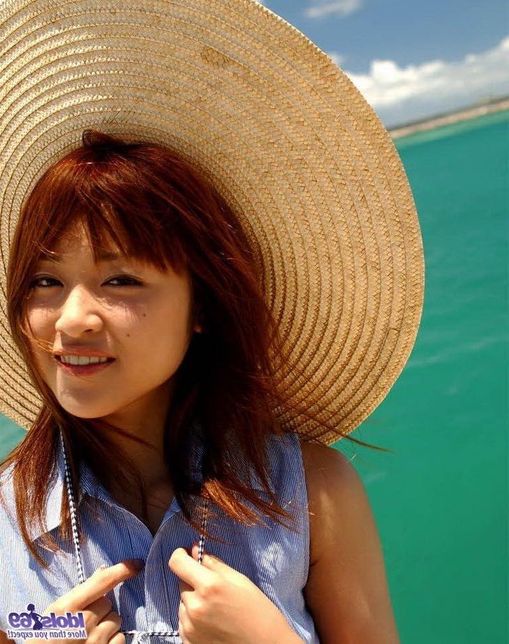 15P Das rothaarige Idol Asuka posiert im heißen Bikini und zeigt ihre Titten