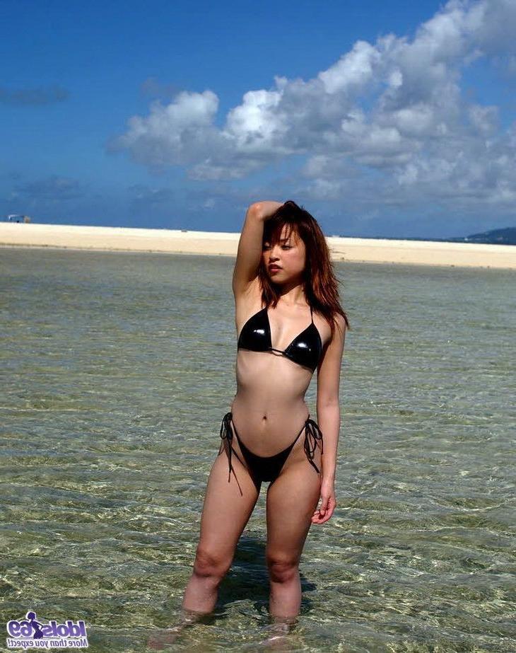 15P Das rothaarige Idol Asuka posiert im heißen Bikini und zeigt ihre Titten