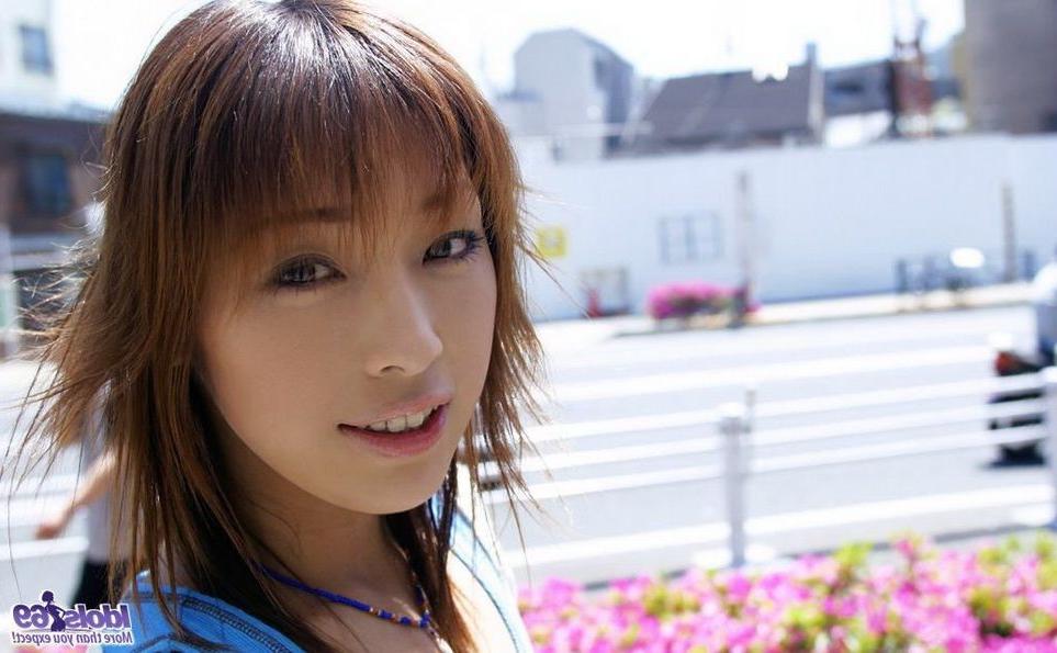 15P Japanese cutie Megumi Yoshioka in bikini shows ass