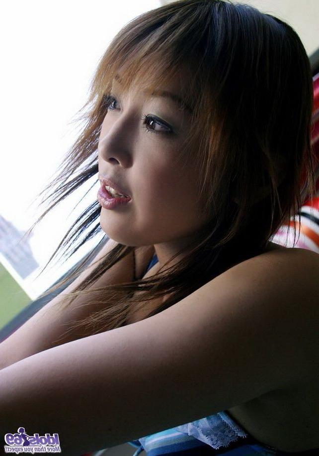 15P Japanese cutie Megumi Yoshioka in bikini shows ass