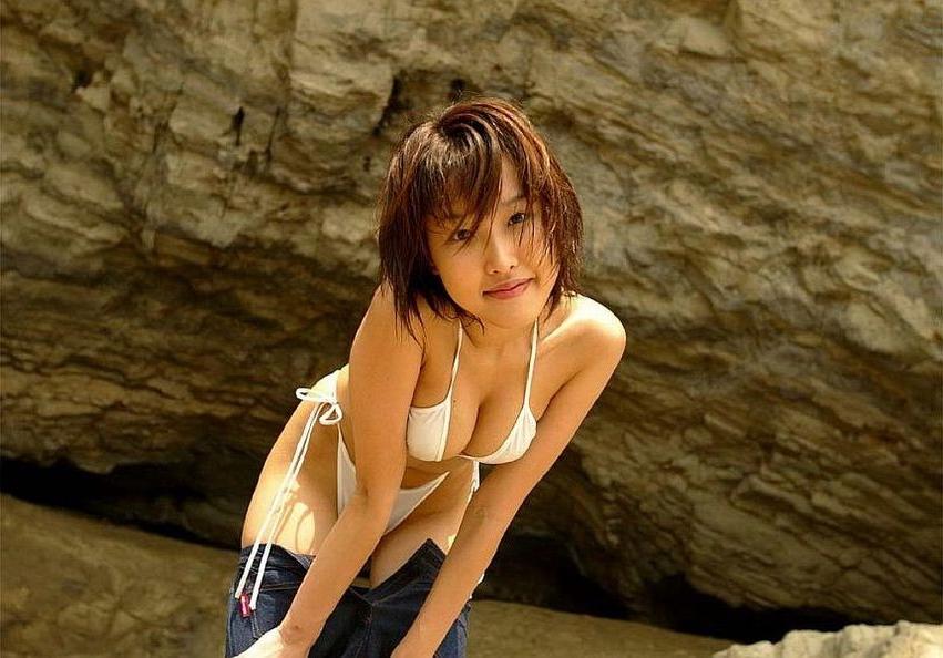 15P Keiko Akino japanese babe poses in bikini shows pussy