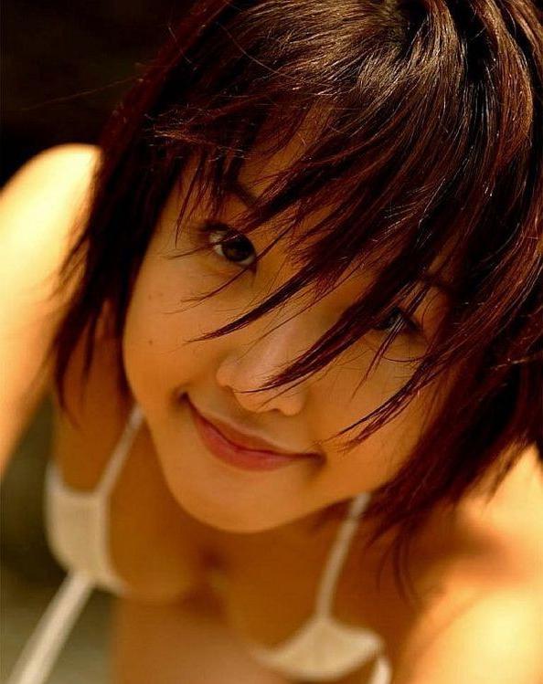 15P Keiko Akino japanese babe poses in bikini shows pussy