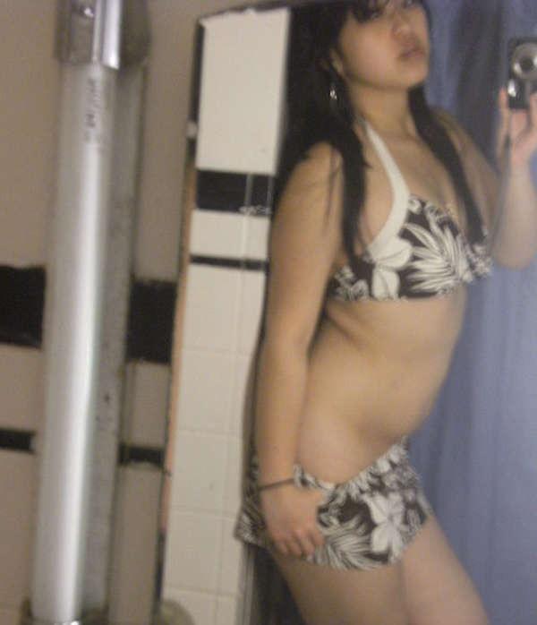 15P Photo set of a hot Chinese camwhoring chick