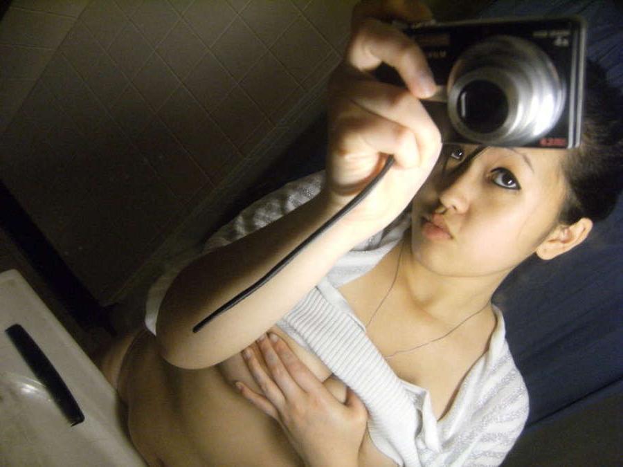 15P Photo set of a hot Chinese camwhoring chick