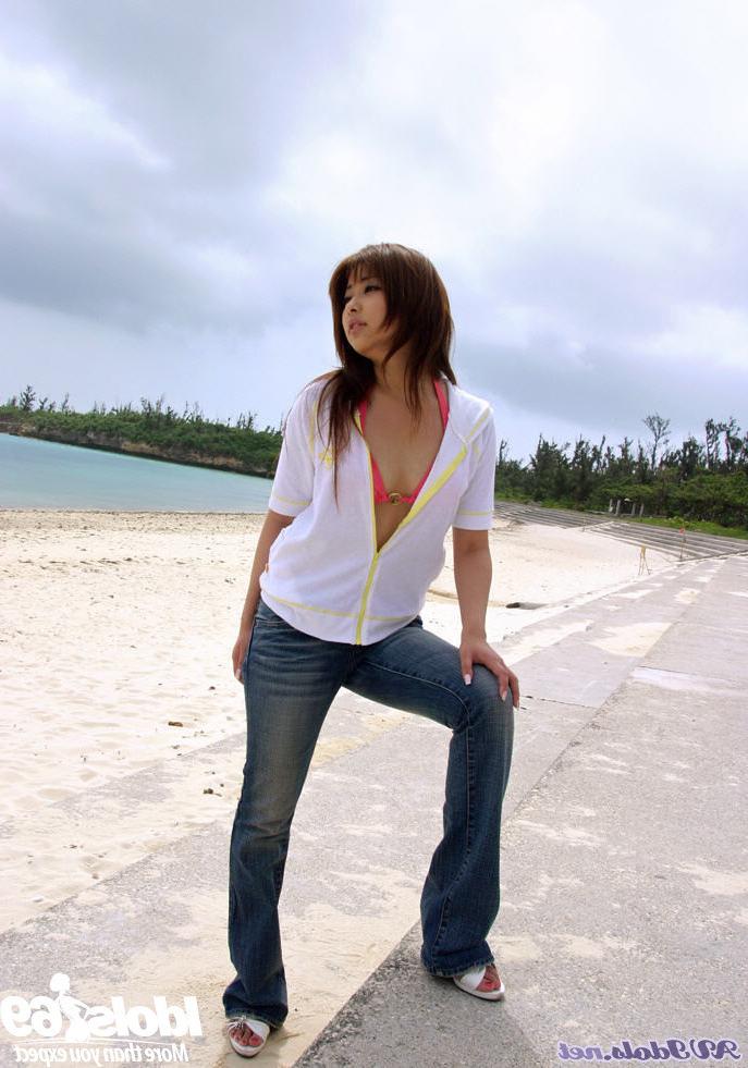 15P Japanese idol Miyu strips off bikini on beach