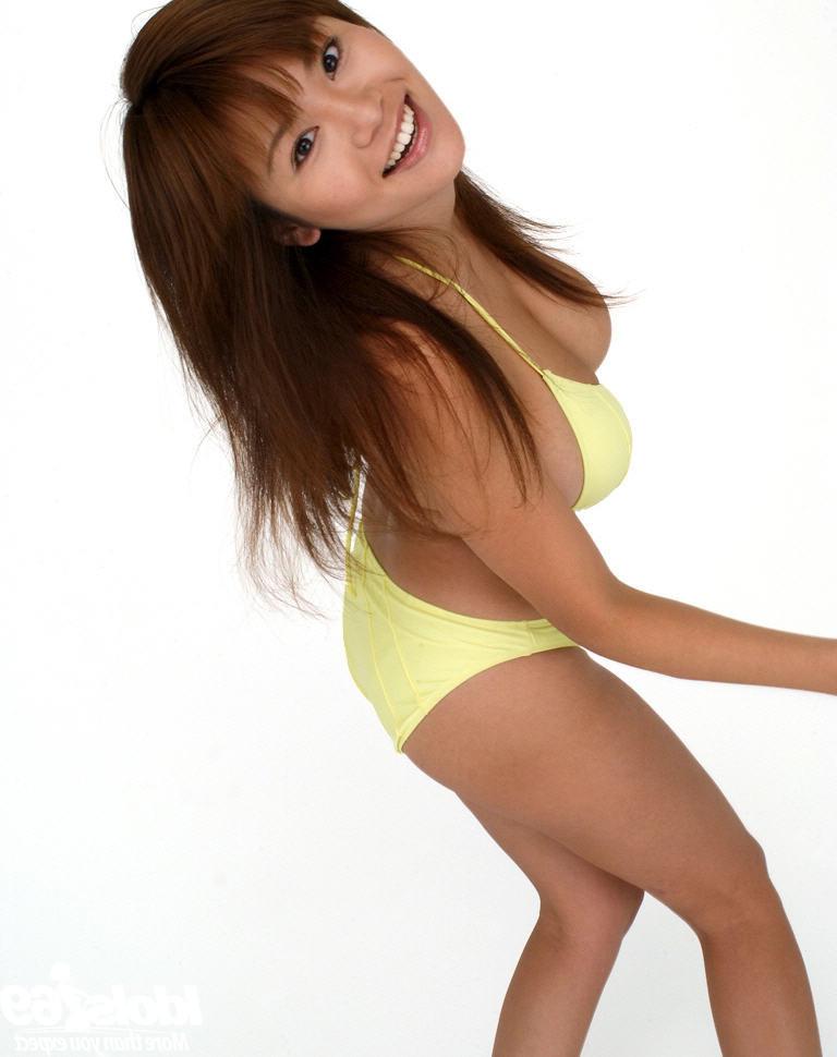 16P Japanese bikini babe with big tits