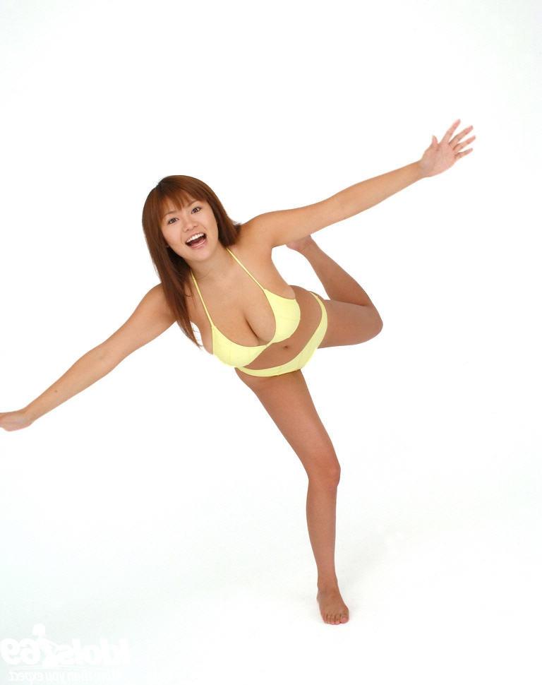 16P Japanese bikini babe with big tits