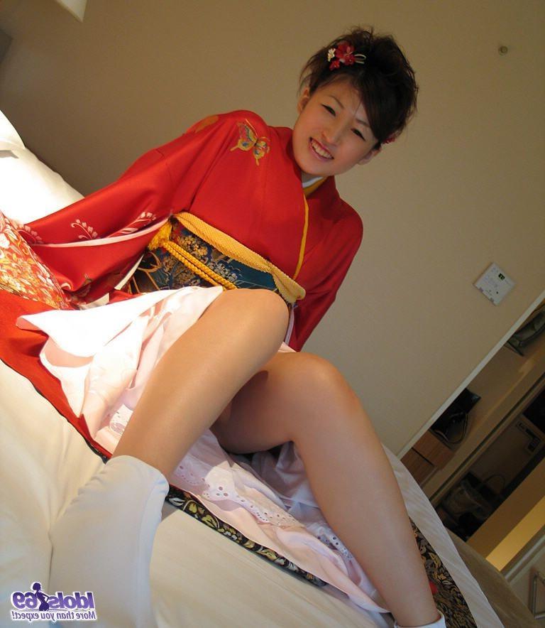 16P Naughty tramp Aimi showers her pert titties in the bath