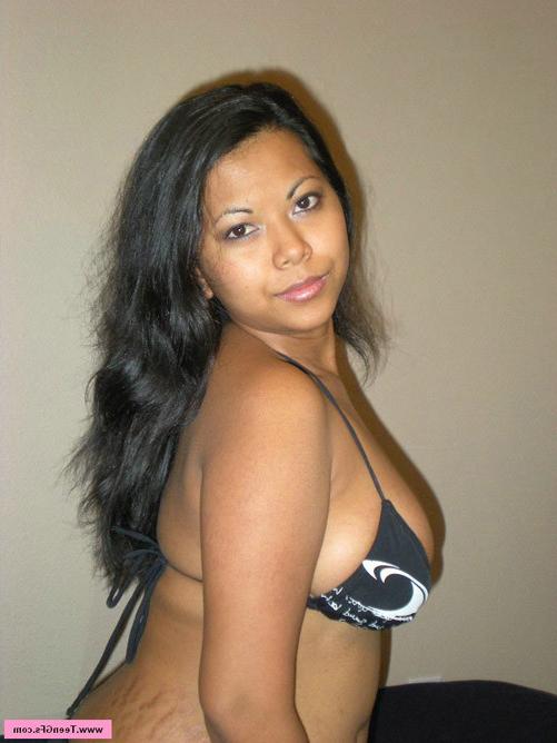 17P Hot huge boobs ebony chick in black bikini showing herself