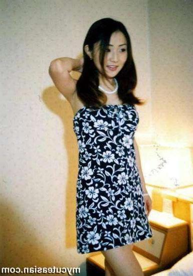 16P Cute Japanese amateur shows her tight pussy