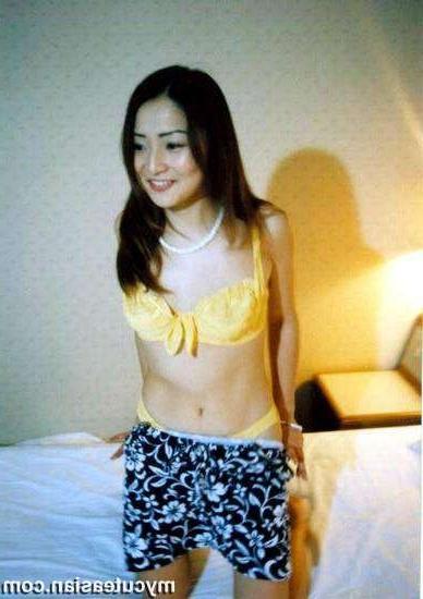 16P Cute Japanese amateur shows her tight pussy