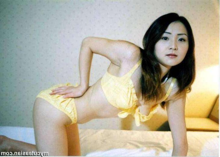 16P Cute Japanese amateur shows her tight pussy