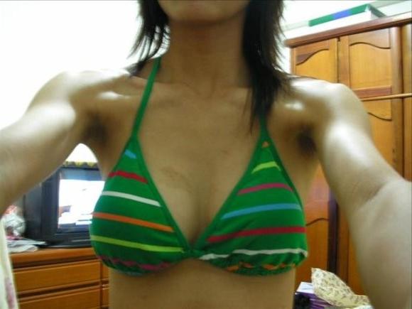 16P Chinese chick with glasses posing for selfpics