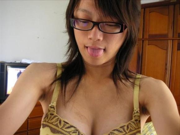 16P Chinese chick with glasses posing for selfpics