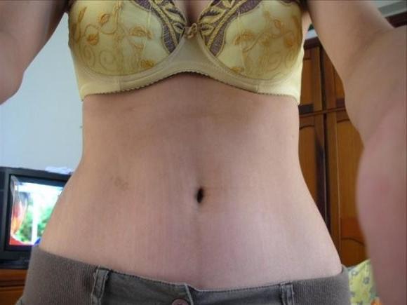 16P Chinese chick with glasses posing for selfpics