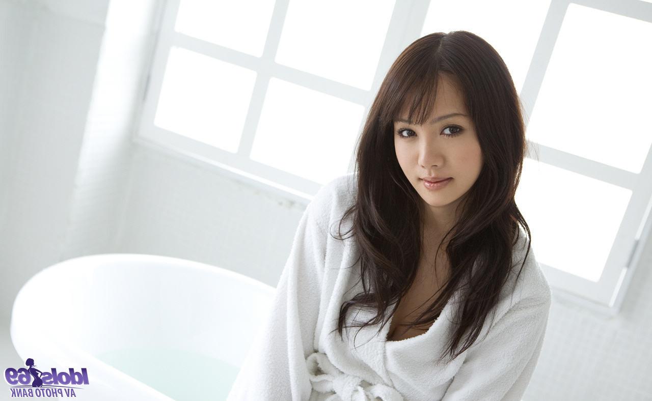 15P Sexy Japanese Mai Nadasaka shows her nice tits in the bathroom