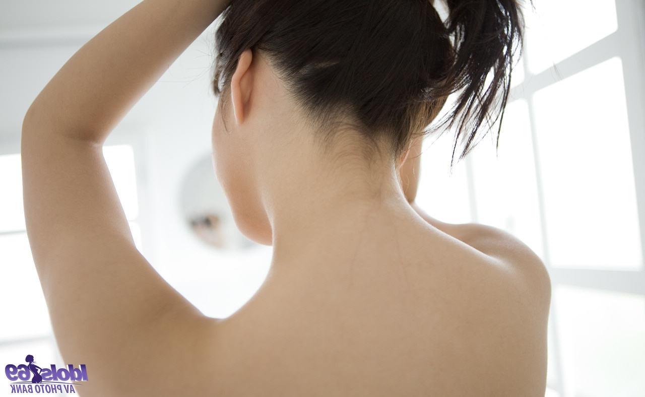 15P Sexy Japanese Mai Nadasaka shows her nice tits in the bathroom
