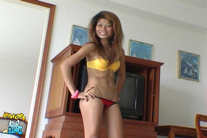 15P Asian whore Star in a red thong gives excellent head