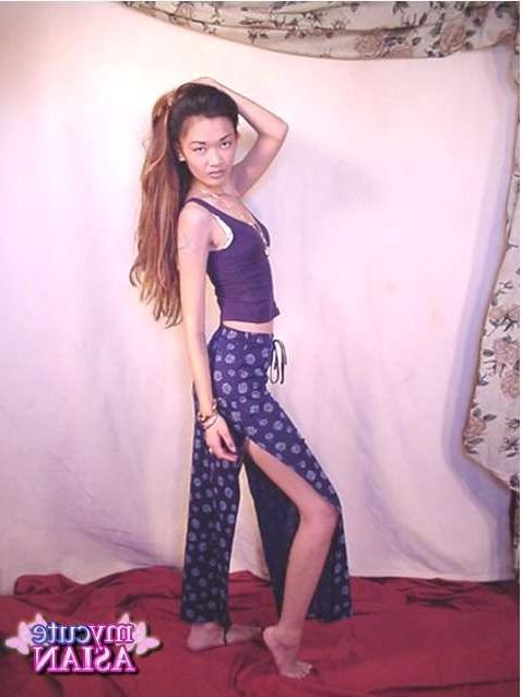 16P Long haired amateur shows her asian pussy