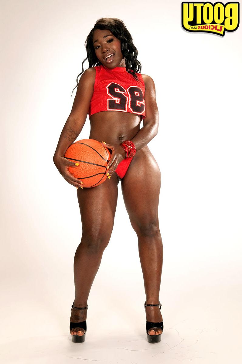 16P Coco Isis shows off her thick ass