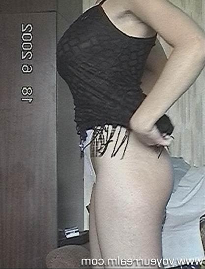 15P Spy on dressing housewife at her home