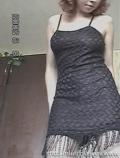 15P Spy on dressing housewife at her home
