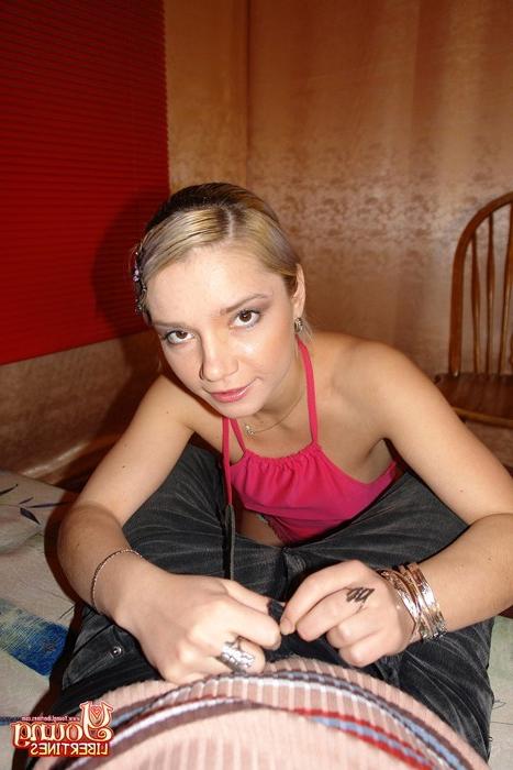 16P Chick gives a head and gets her tight pussy banged by dick