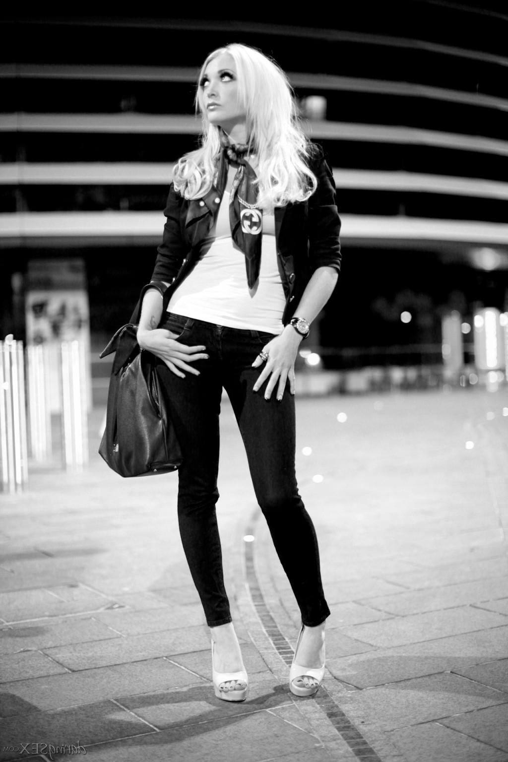 15P Glamour petite babe