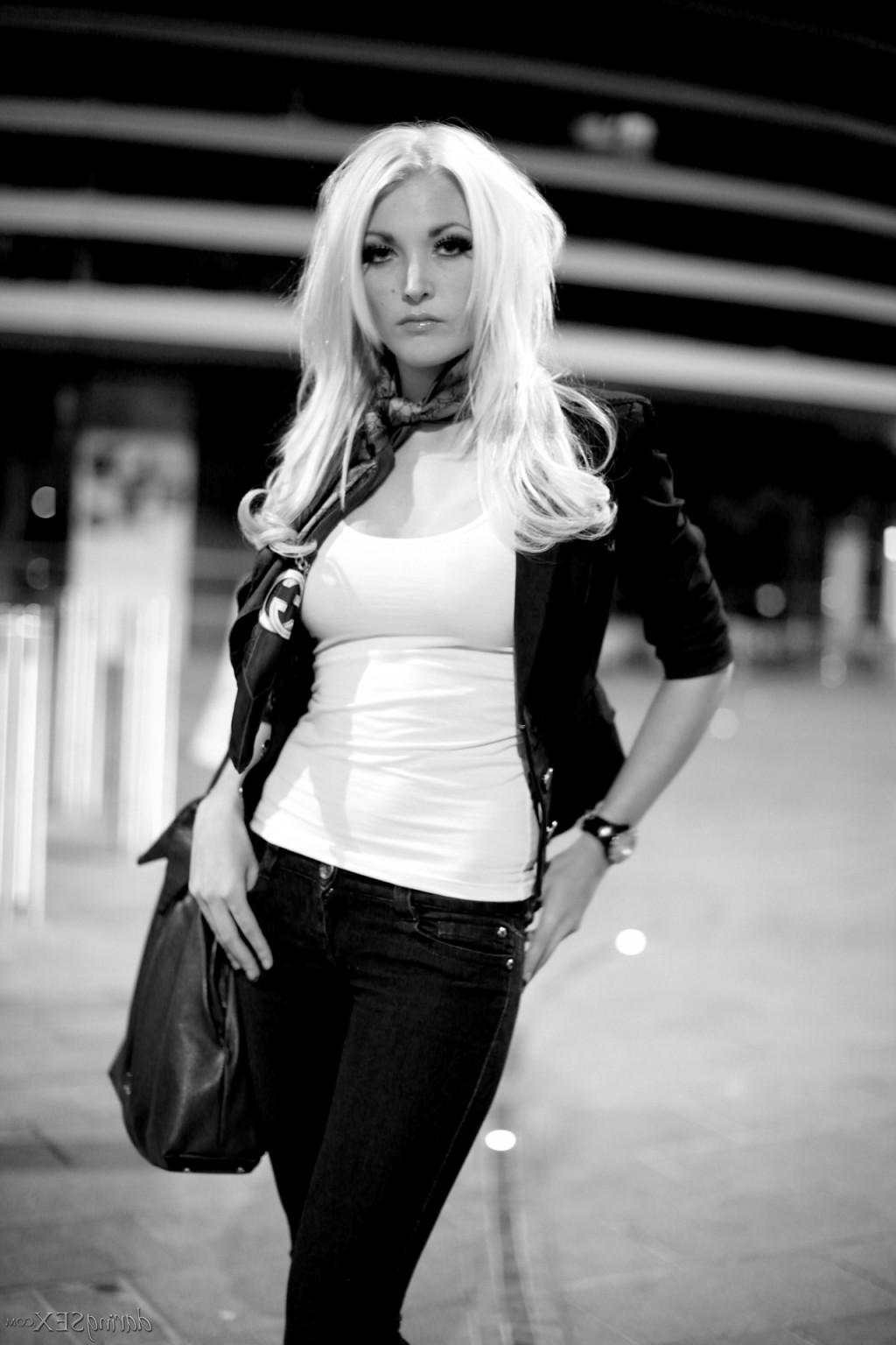 15P Glamour petite babe
