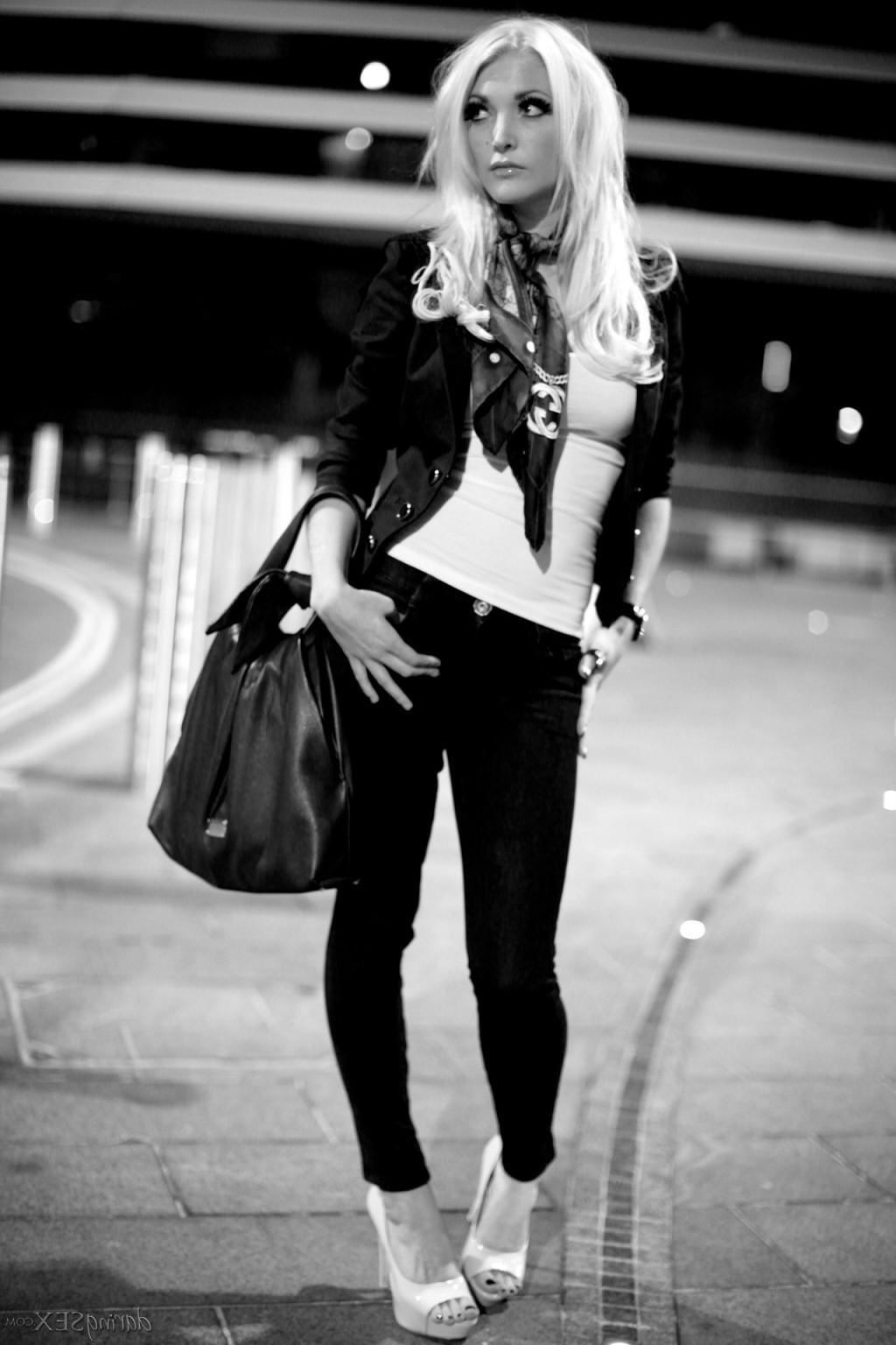 15P Glamour petite babe