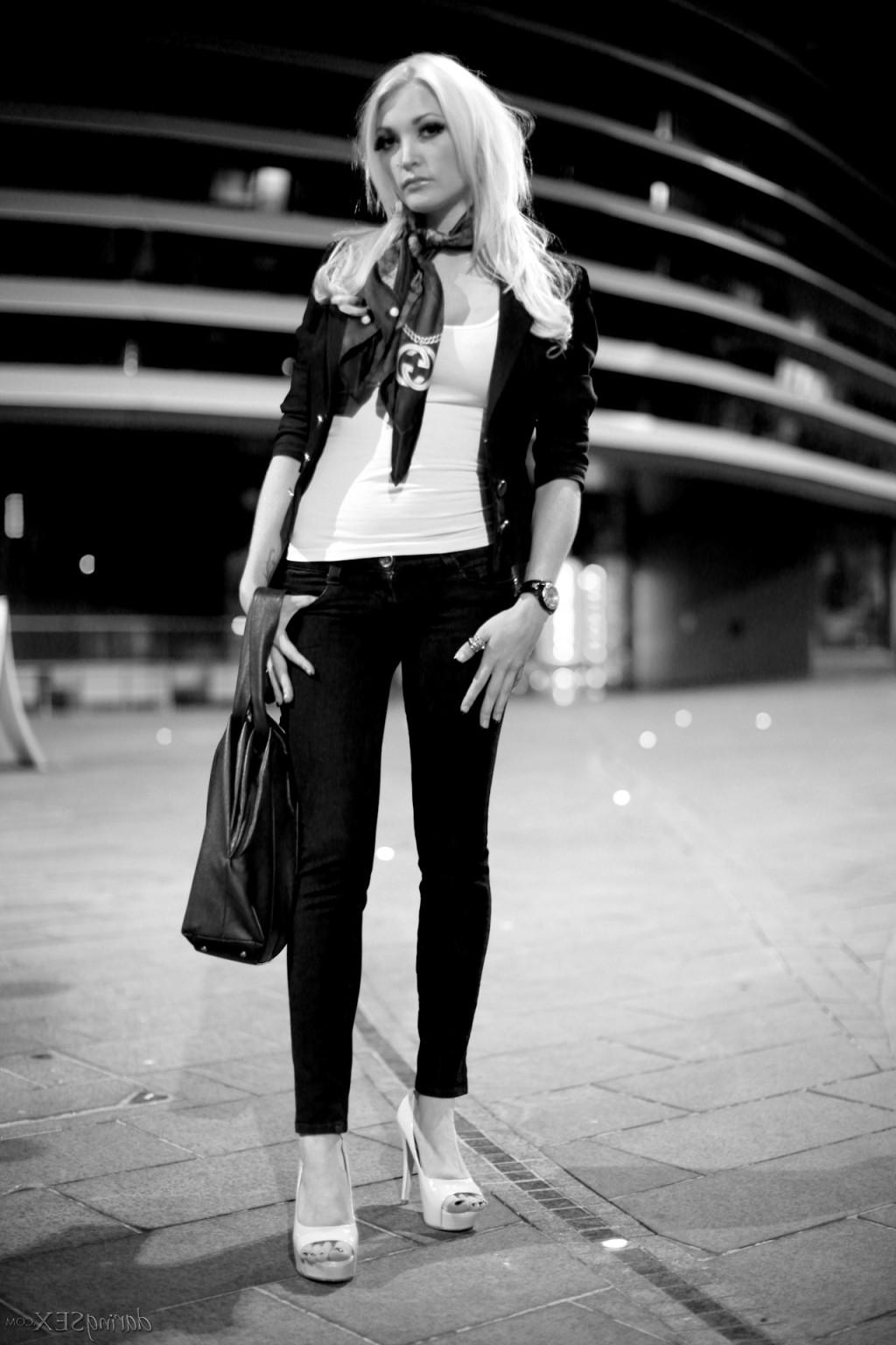 15P Glamour petite babe