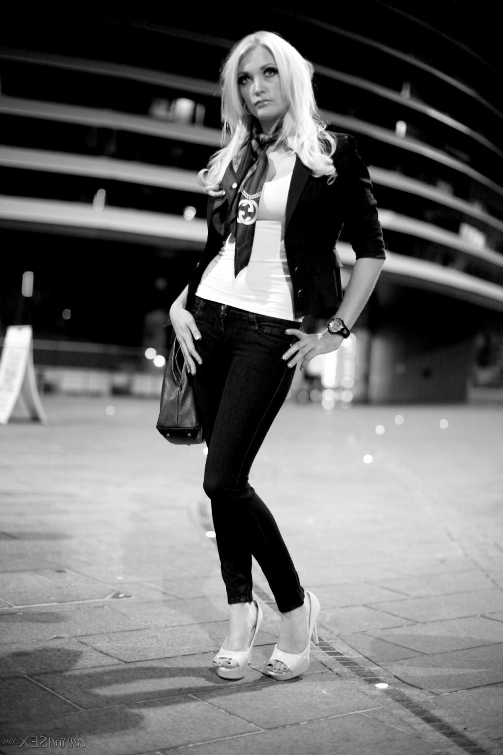 15P Glamour petite babe