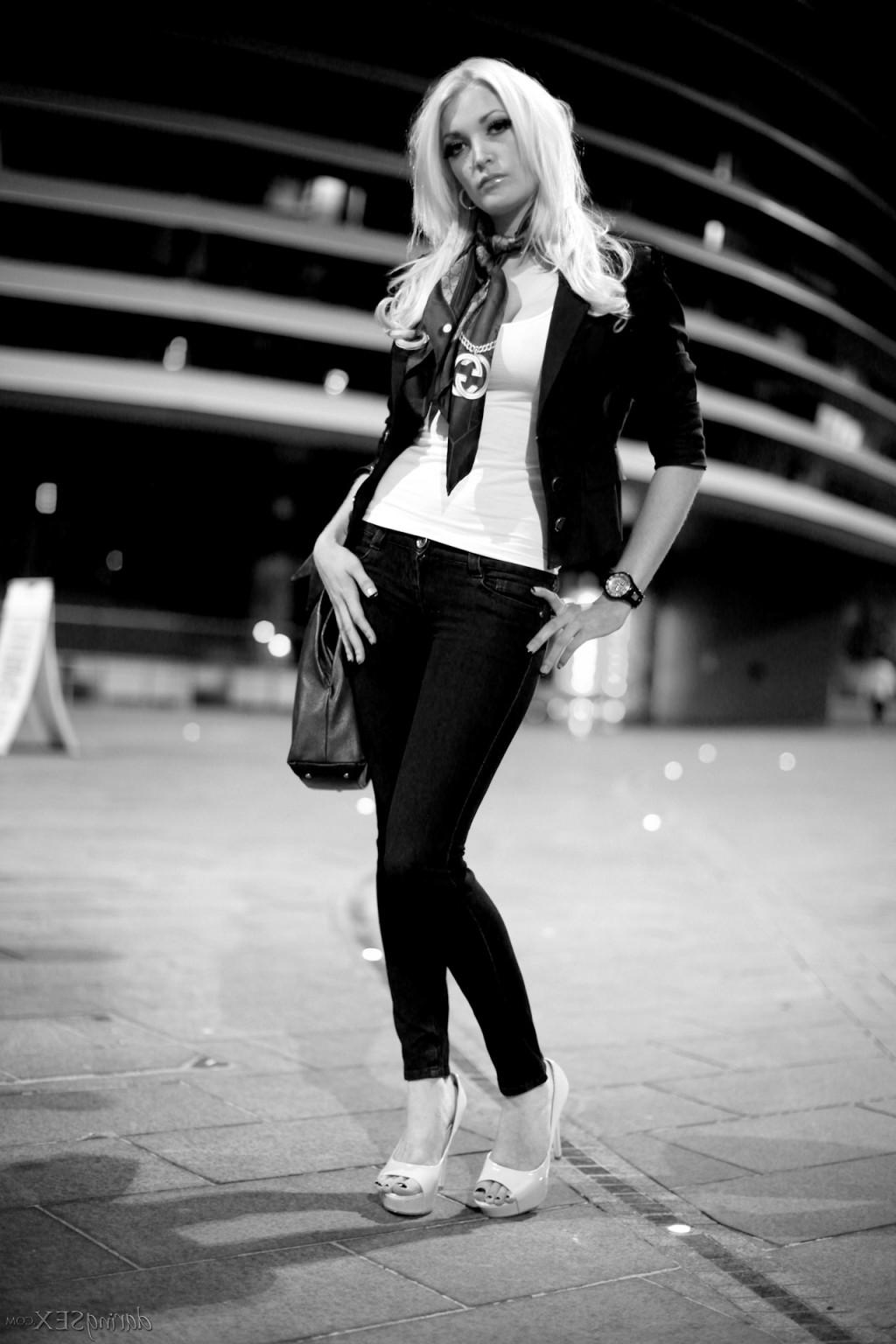 15P Glamour petite babe