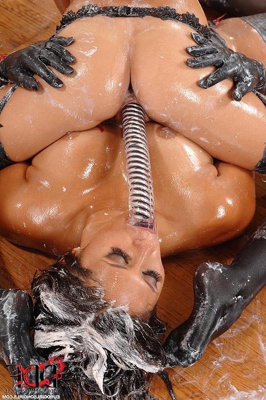 16P Hungarian beauties bathing in milk