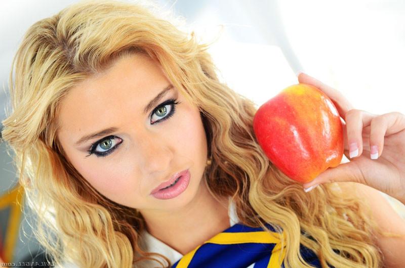 24P Cheerleader Schoolgirl Molly Bennett Fucked By Coach