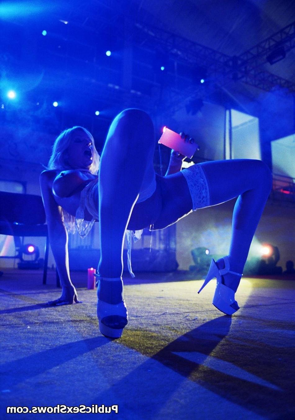 12P Hardcore pictures from public sex show