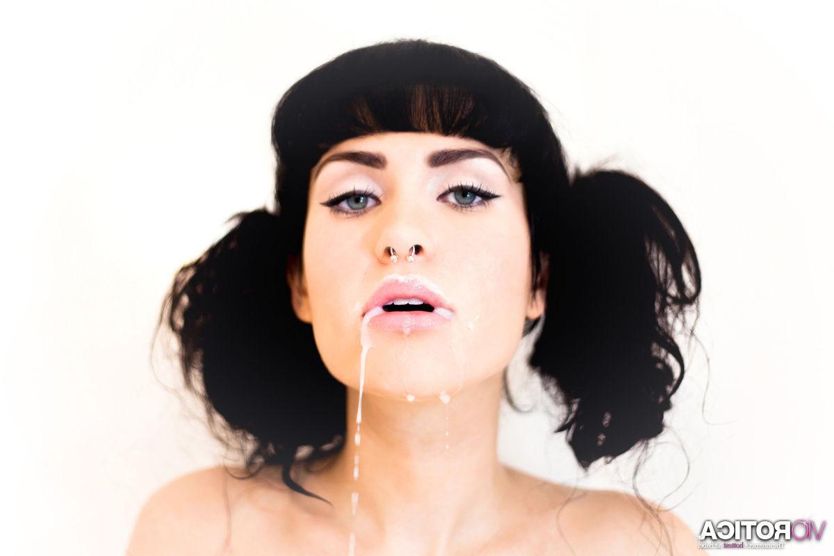 12P Viorotica is naked and plays with milk jugs