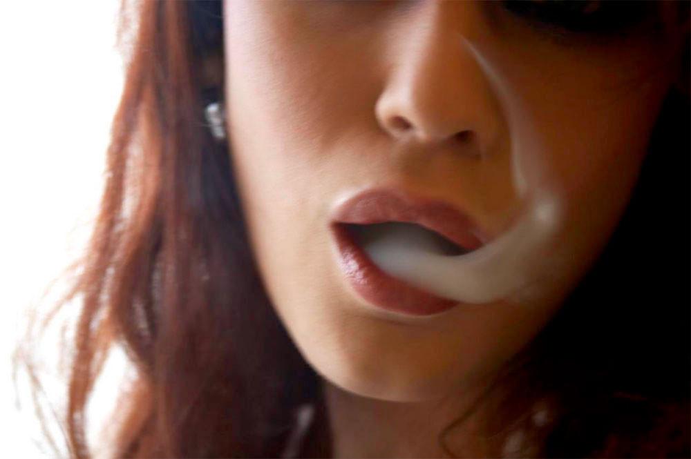15P Justine Joli takes a little smoking and bathroom break