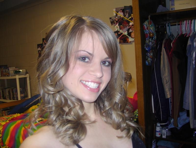 8P Charming bimbo shot in lingerie in exclusive home pics