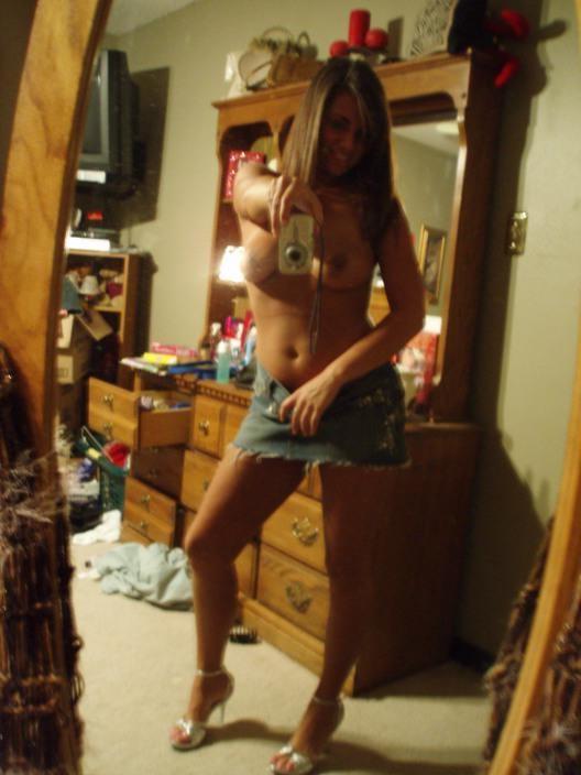 10P Amateur babe looks cool flashing treasures in home vid