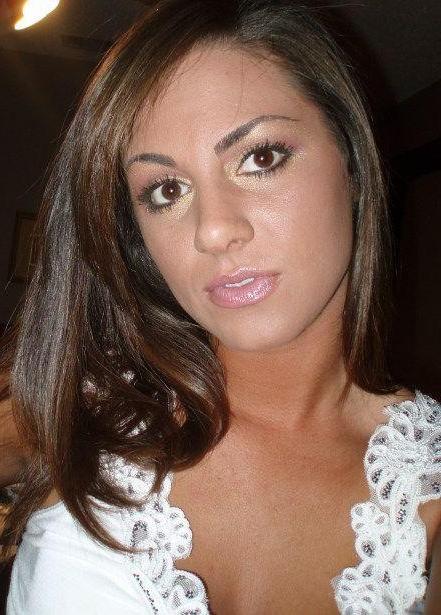 10P Amateur babe looks cool flashing treasures in home vid