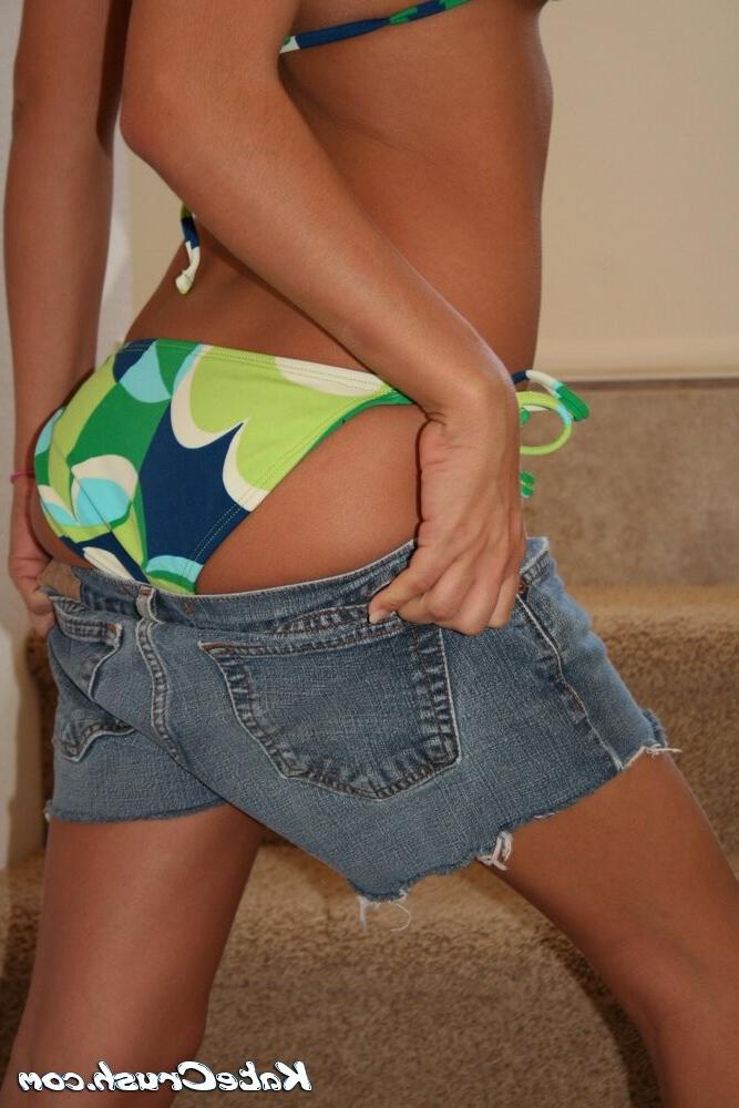 16P Sexy Kate in her bikini on the stairs