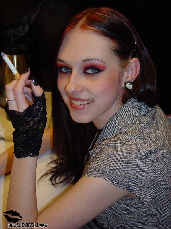 16P Sexy Liz Vicious gets all hot in the bathroom
