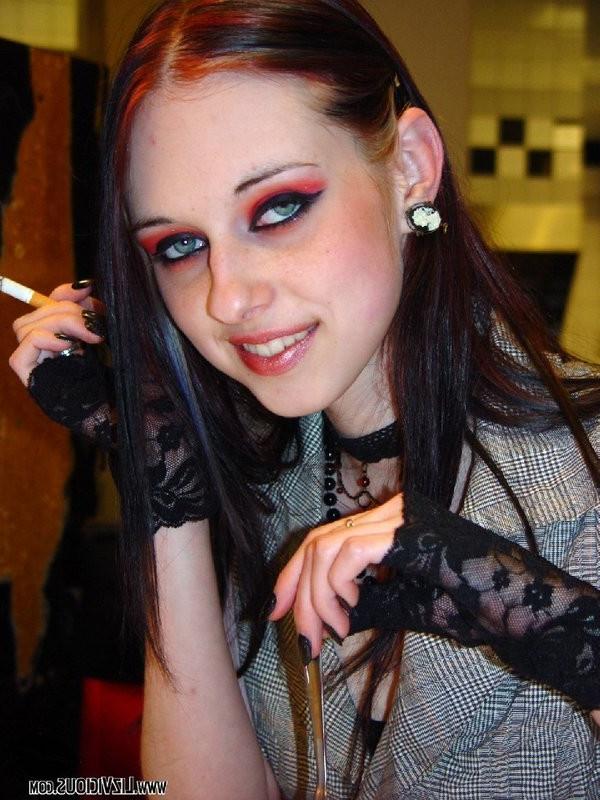 16P Sexy Liz Vicious gets all hot in the bathroom